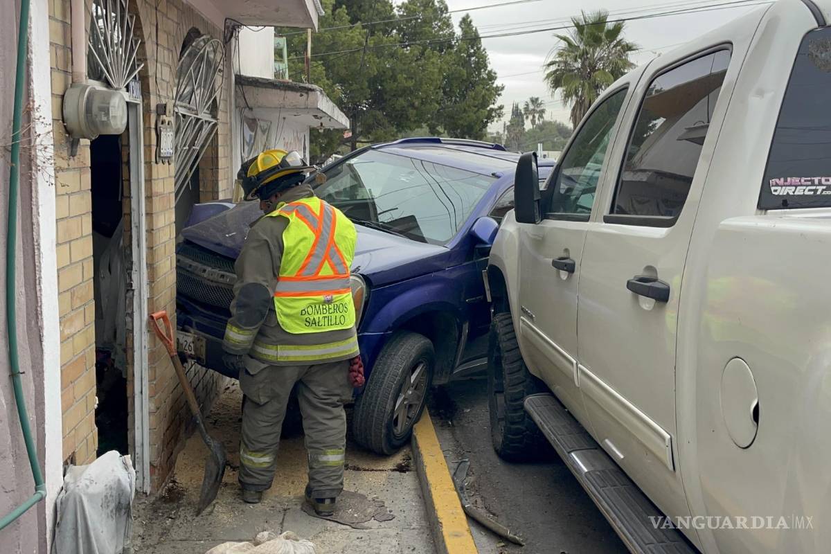 Menor se pasa el alto y termina incrustado en una casa, al sur de Saltillo