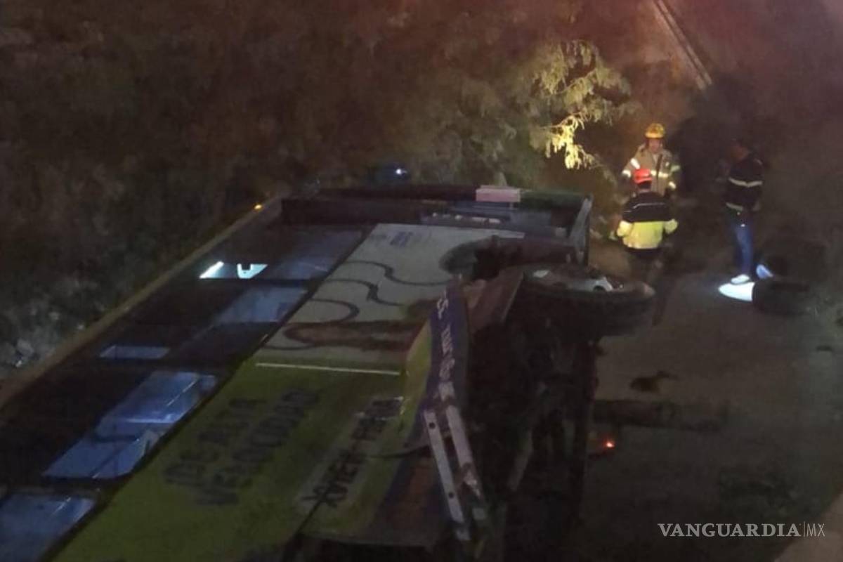 Brindan seguimiento en Nuevo León a lesionados de la ruta 13 que cayó en canalón