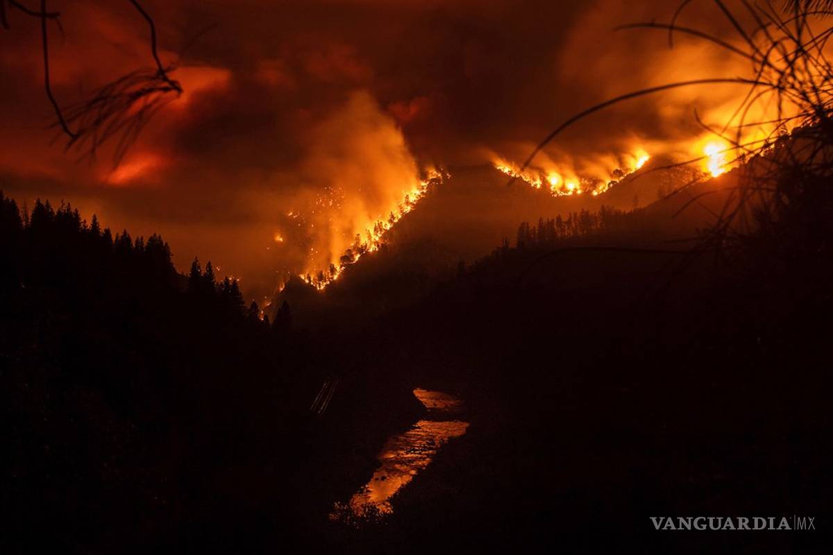 Evacuan a decenas de personas por incendio en California