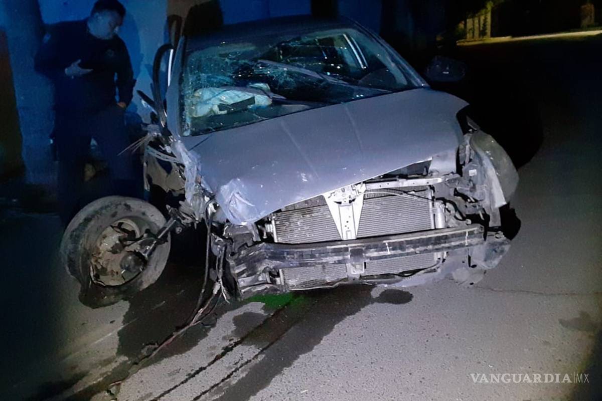 $!Estrella su vehículo; huye para evitar detención