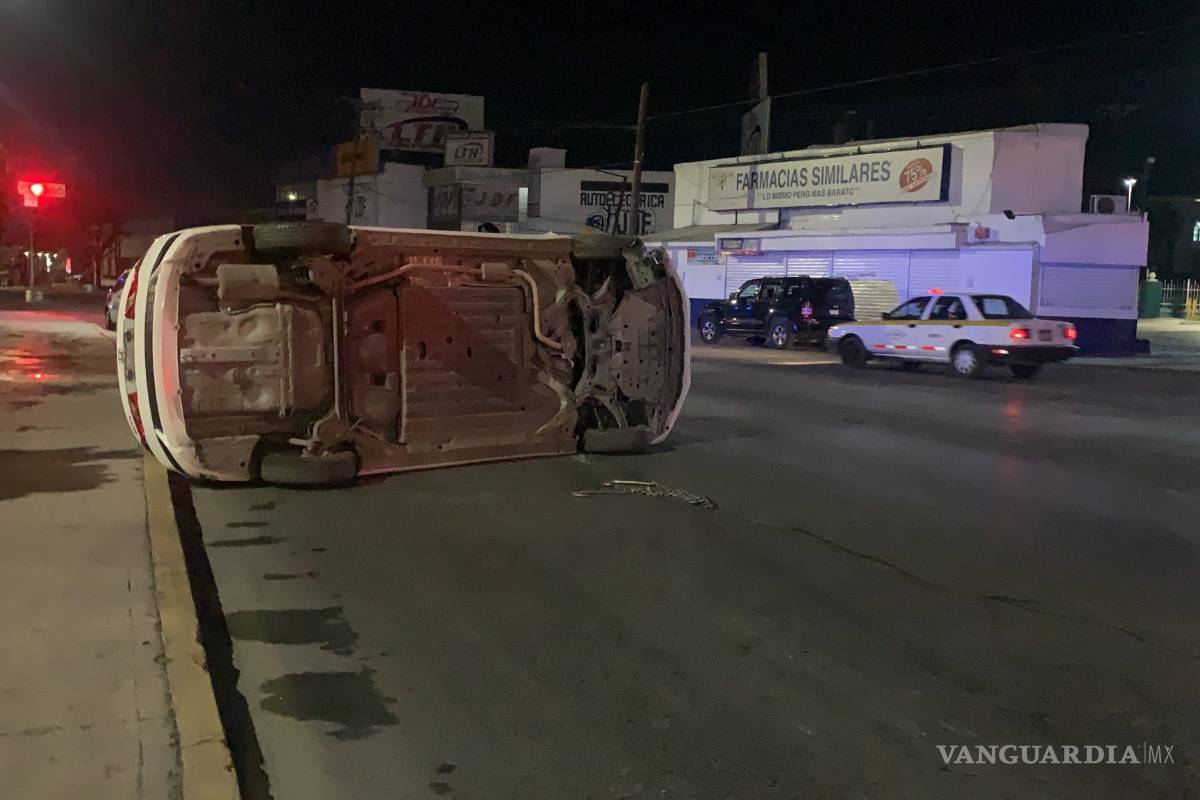 ‘Ebrias’ chocan en Paseo de Reforma en Saltillo; una termina volcada
