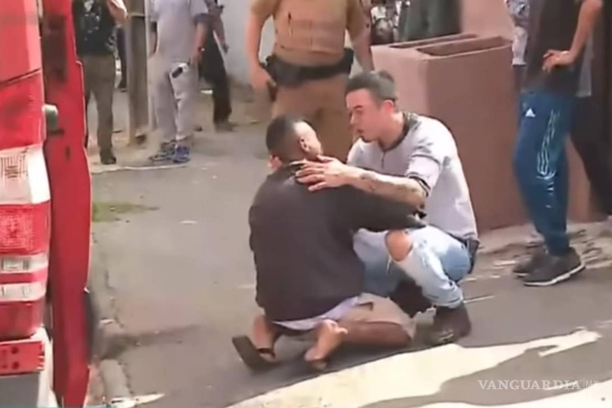 Video de un padre que abraza al hombre que acaba de arrollar a su hija conmueve en Internet