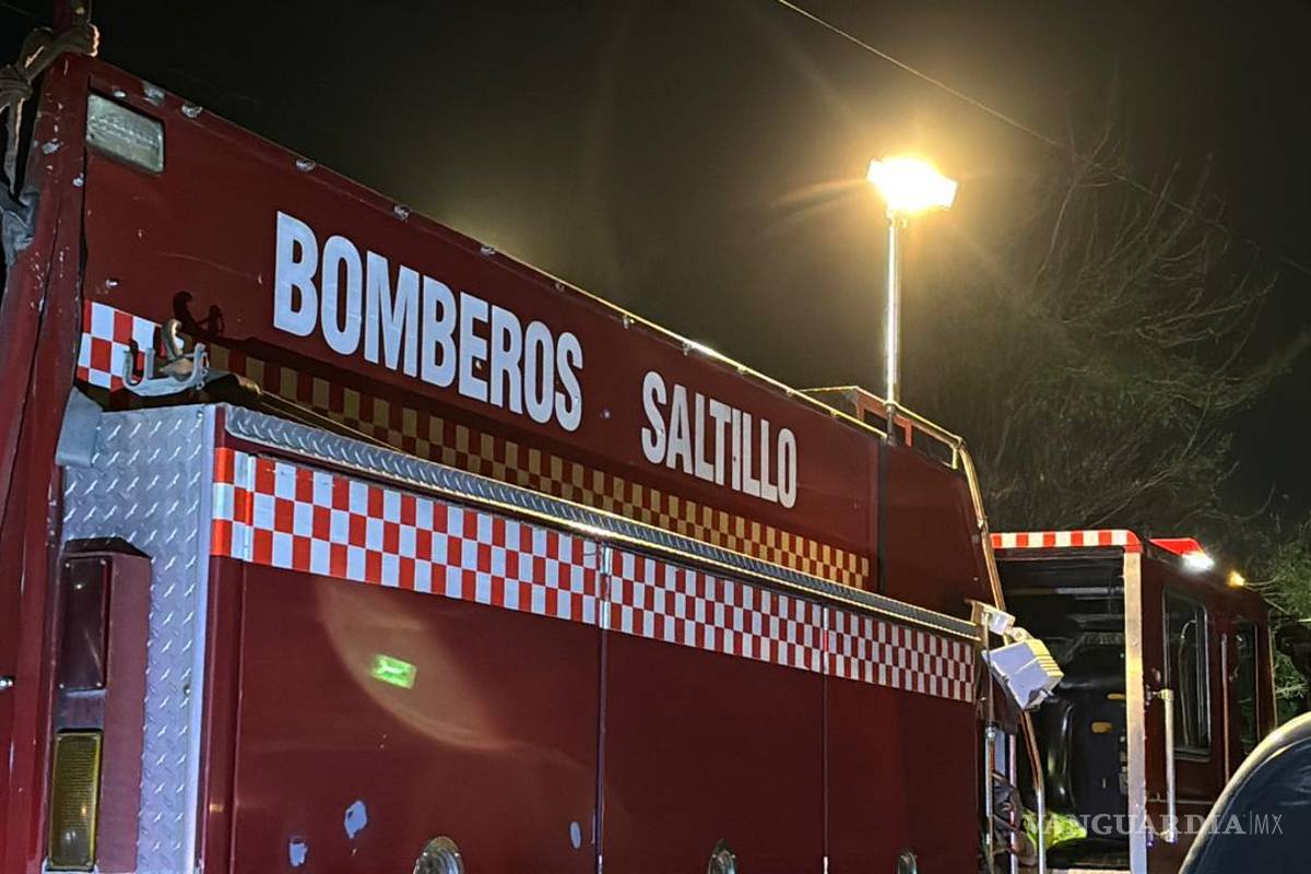 $!Elementos del Cuerpo de Bomberos acudieron de madrugada a la colonia Lomas de Zapalinamé para controlar un incendio originado en el patio de una vivienda.