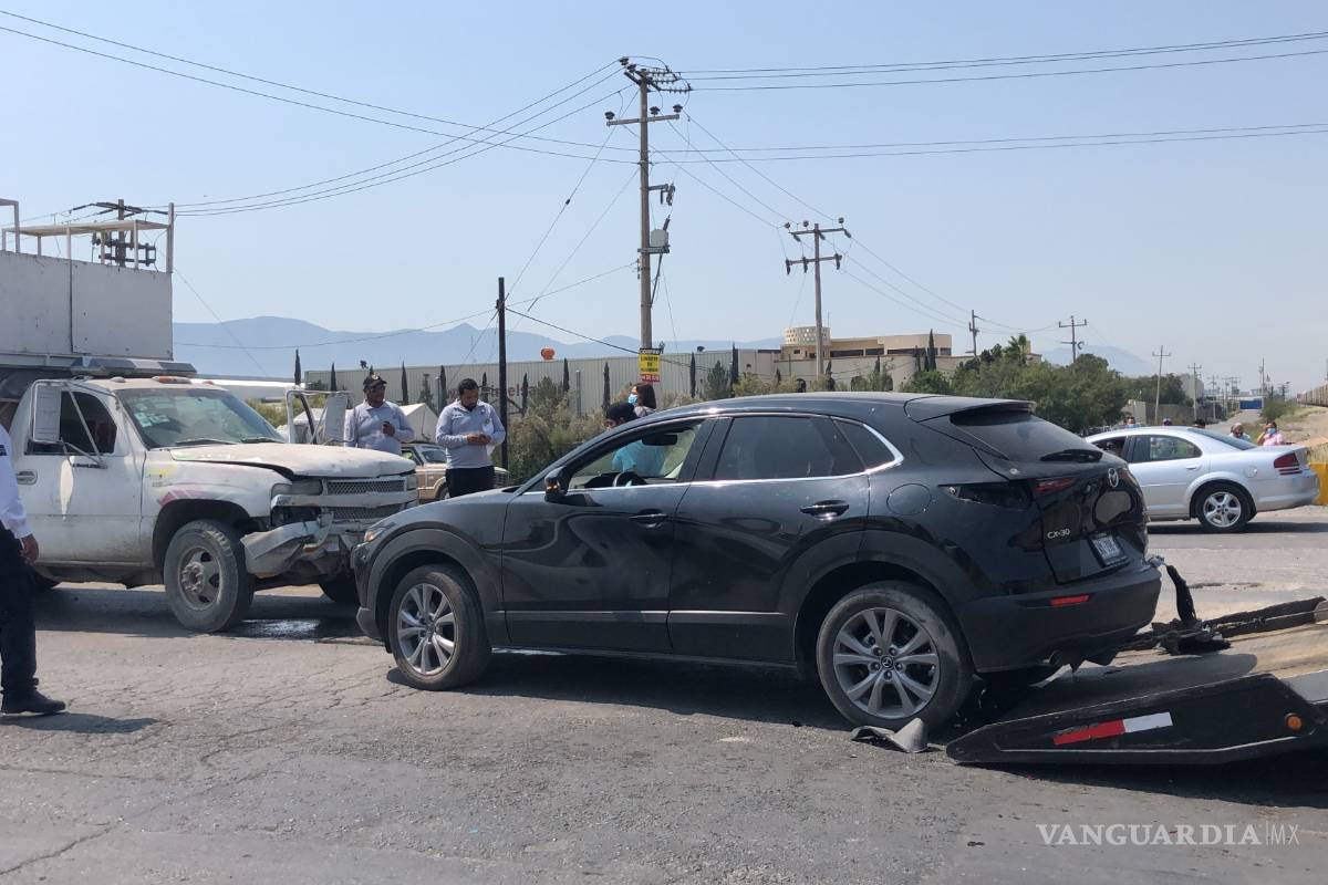 Causa una carambola al ser embestido por el tren