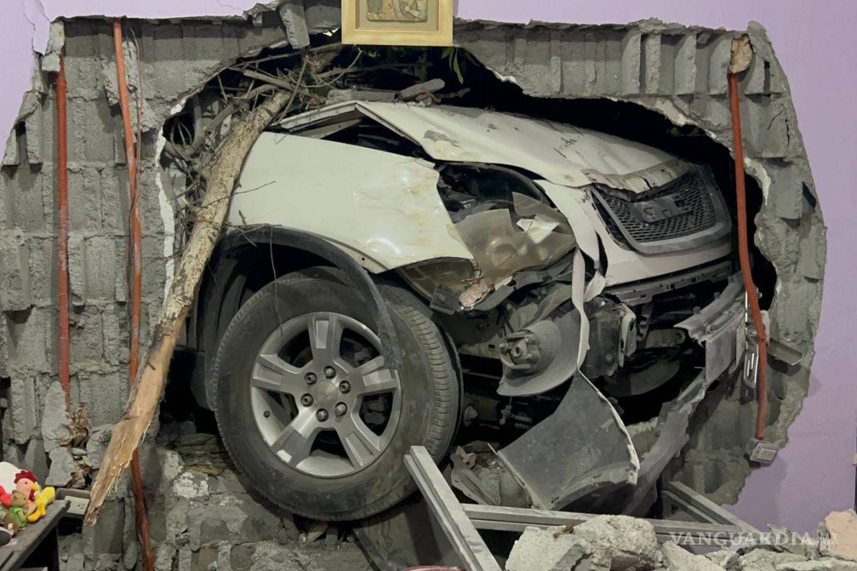 Camioneta se mete hasta la recámara de una casa en Saltillo y deja lesionada a una joven