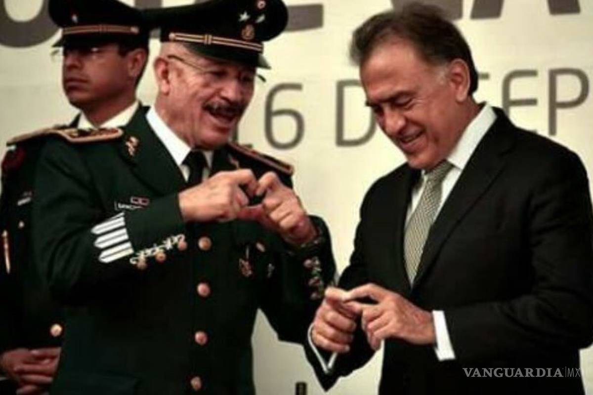 De ‘moda’, la señal de corazón del presidente Peña Nieto