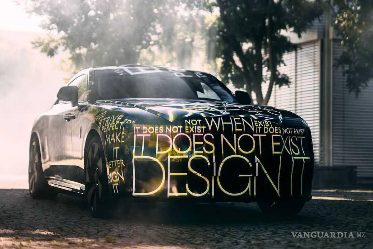 Rolls-Royce presentó su auto eléctrico Spectre; a partir de 2030 solo fabricará coches a batería