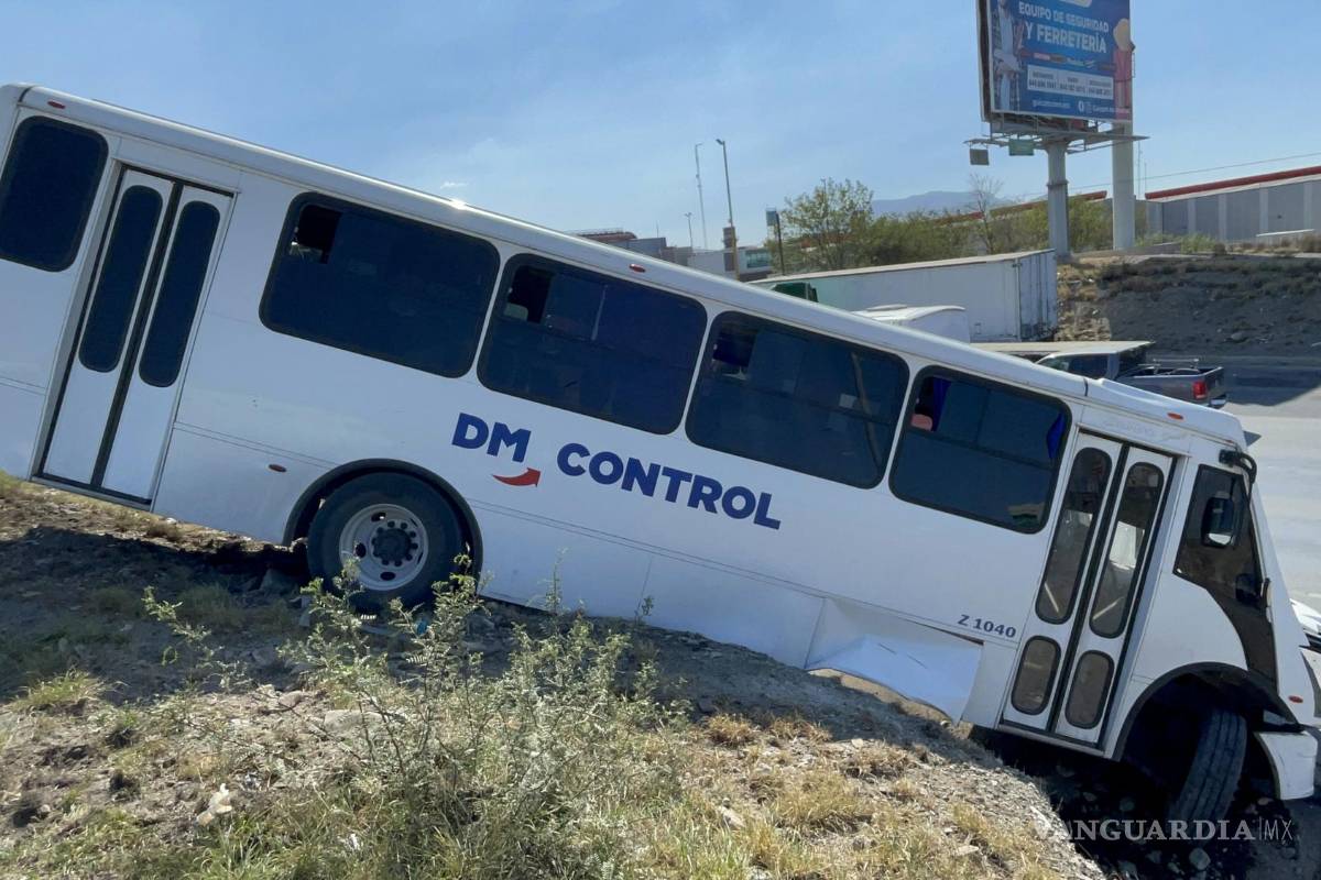 Tráiler impacta a transporte de personal y lo proyecta hacia barrera en carretera Saltillo-Monterrey