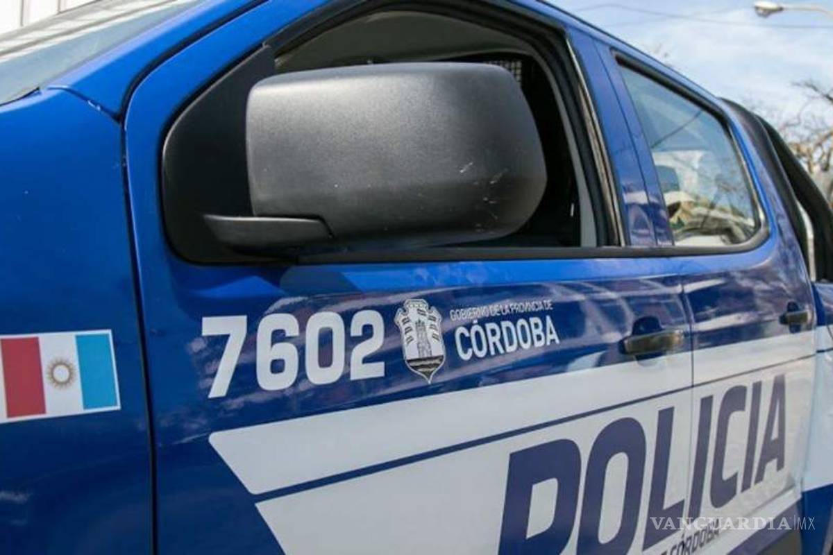 Policía descubre a pareja teniendo sexo en su auto, los extorsiona y además viola a la mujer