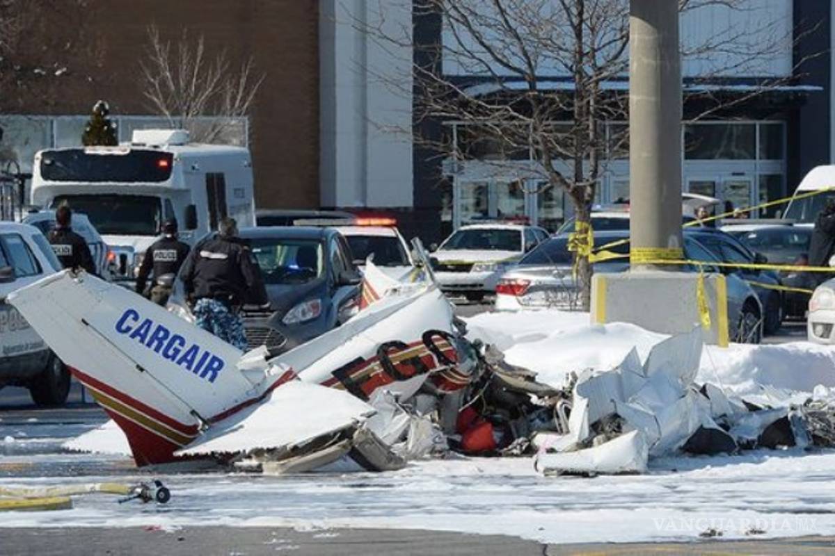 Dos aviones chocan contra centro comercial en Canadá