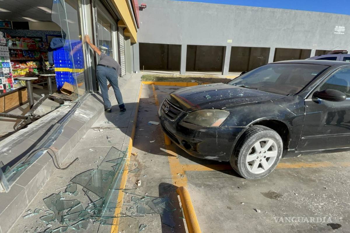 Intenta frenar, derrapa y se estrella contra tienda en la colonia Morelos de Saltillo