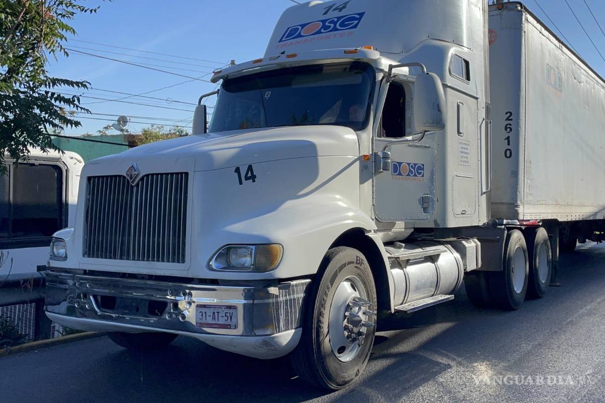 Imprudente trailero se pasa la luz roja del semáforo y choca contra taxi, al sur de Saltillo