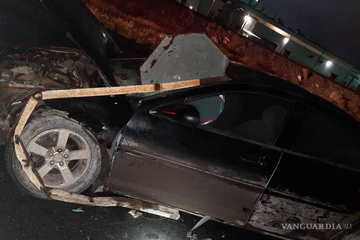 Supuesto tráiler les cierra el paso y salen del camino en Saltillo