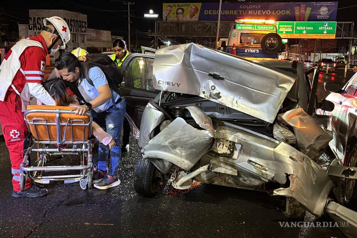 $!Paramédicos brindan atención a los lesionados en plena madrugada.