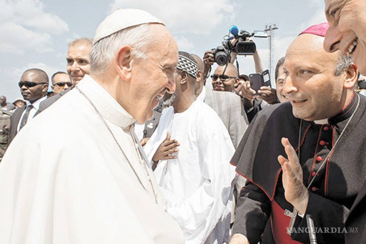 Nuncio visita Aguililla, con 'narcos' y policías a la distancia