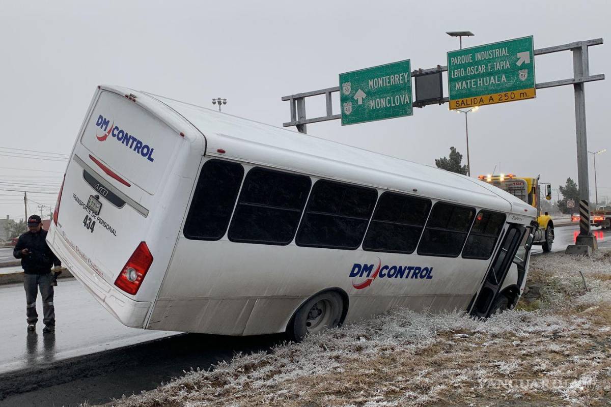 Neblina y pavimento mojado provocan que camión de personal casi vuelque en la carretera Saltillo-Monterrey
