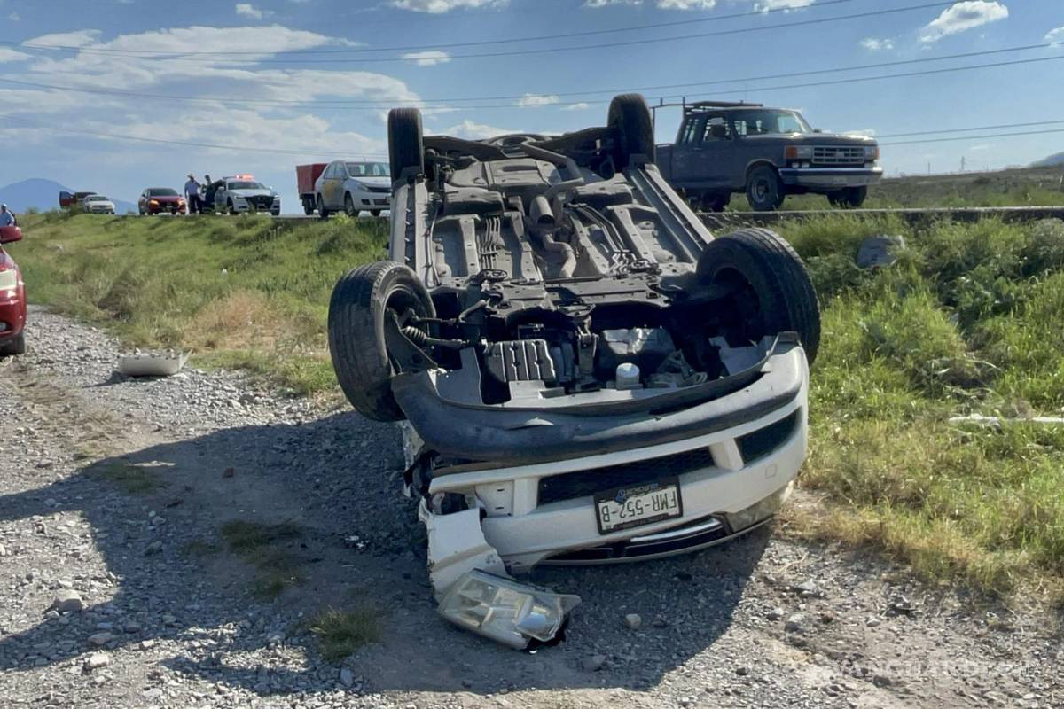 Conductor en presunto estado de ebriedad impacta a camioneta y la deja ‘llantas al cielo’ en carretera a Zacatecas