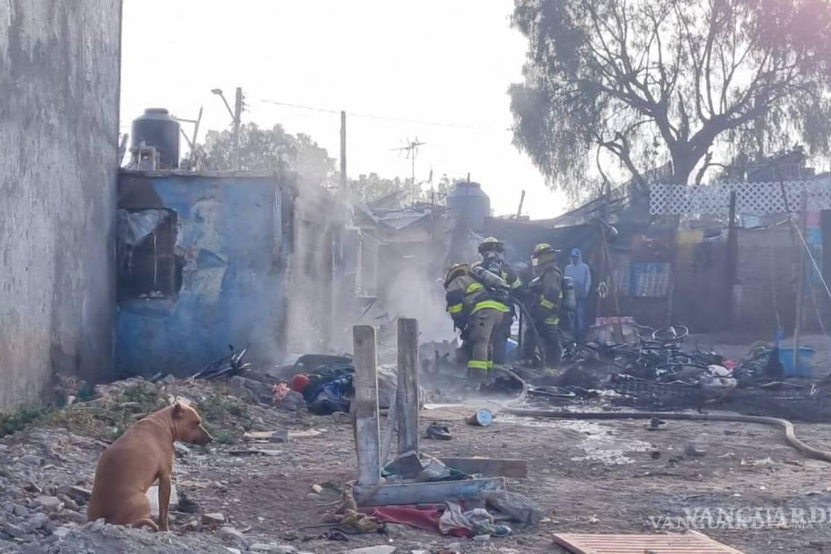 Entre vecinos limpian terreno donde se quemó vivienda de Saltillo, temen nuevos ataques