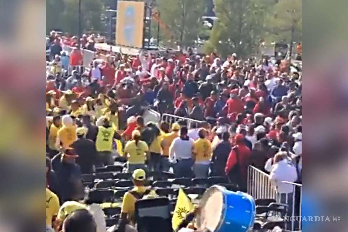 Protagonizan simpatizantes del PRI y PRD pelea a ‘sillazos’ en Toluca