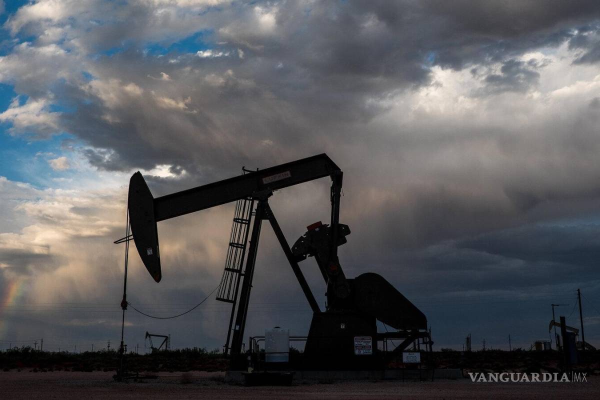 Arabia Saudita reducirá su producción petrolera; la OPEP+ prorroga pacto