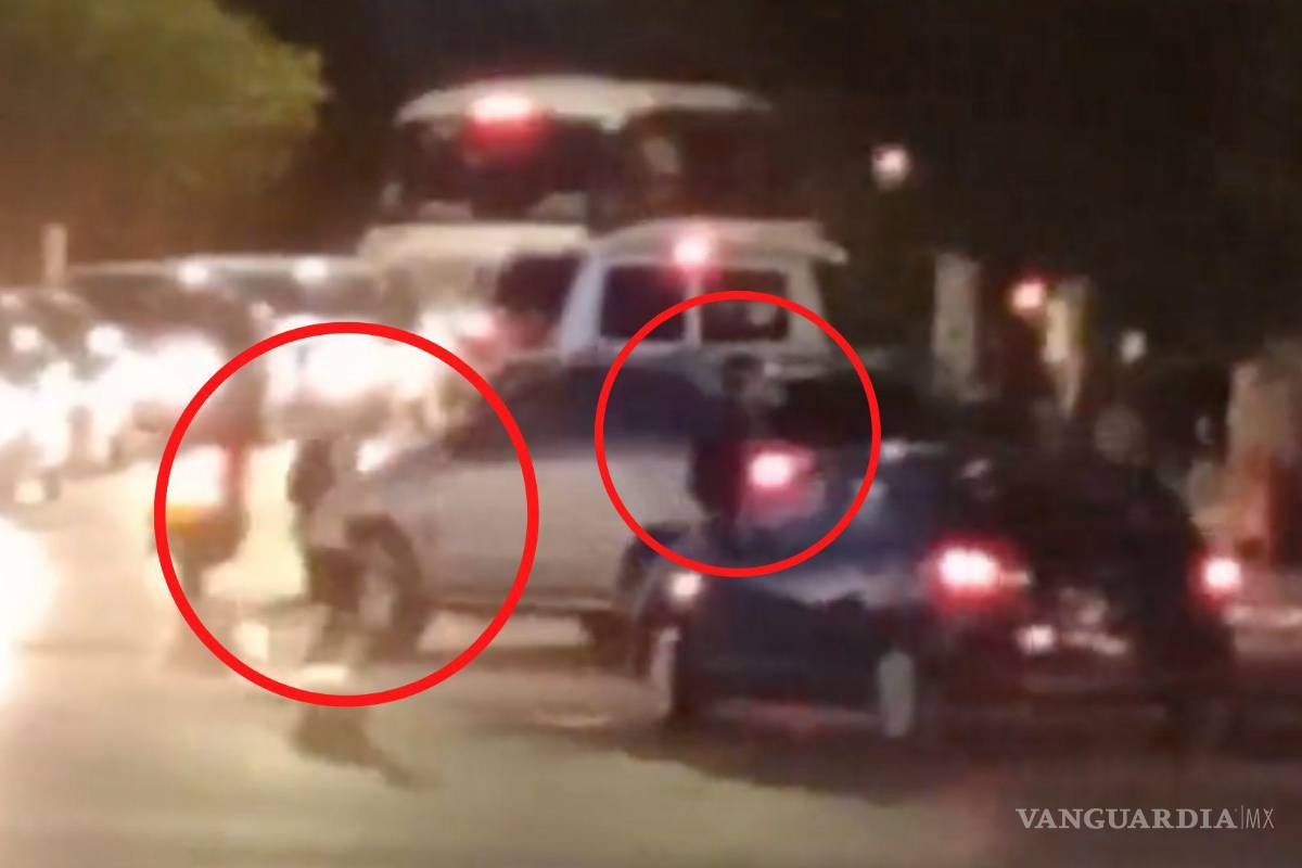 ‘Estudiantes tienen que pasar entre los carros’: video exhibe riesgo afuera de Cobac en Saltillo