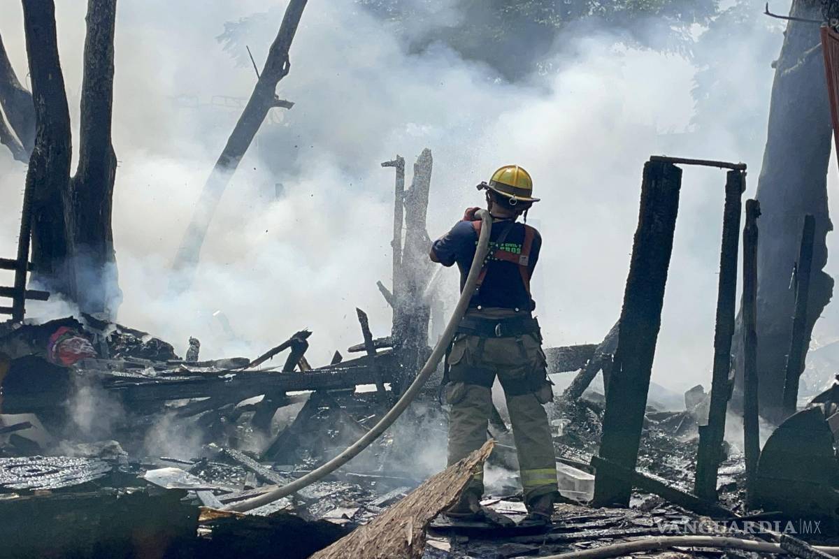 Incendio devoró toda su casa y lo deja sin nada en Saltillo
