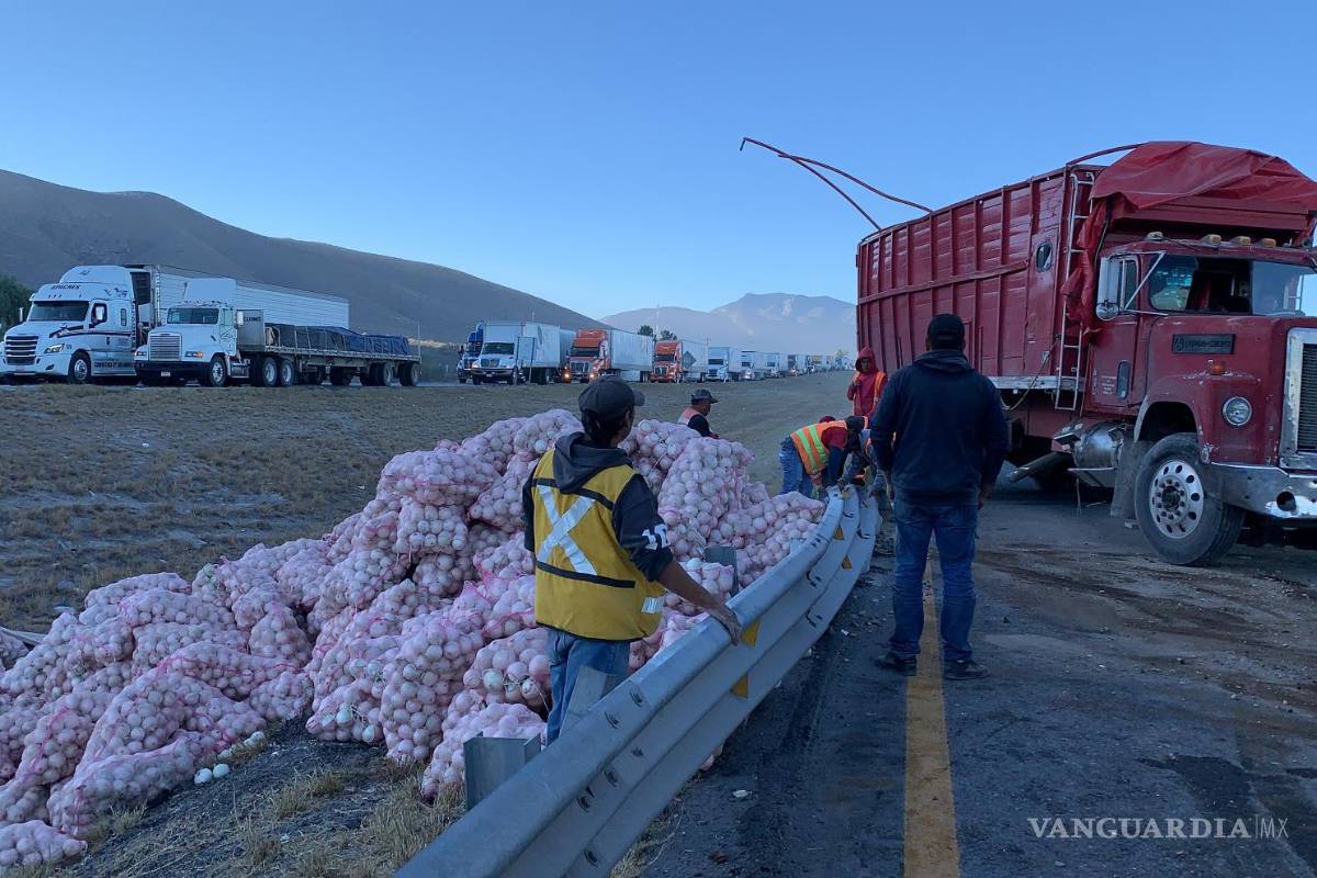 Doble accidente se registra en la Carbonera: riegan cargamento de cebollas
