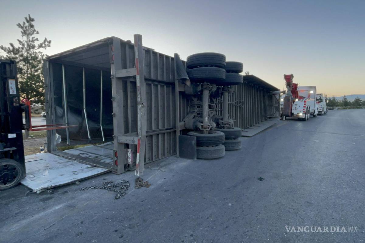 Trailero vuelca en el Libramiento Óscar Flores Tapia; exceso de velocidad, la causa