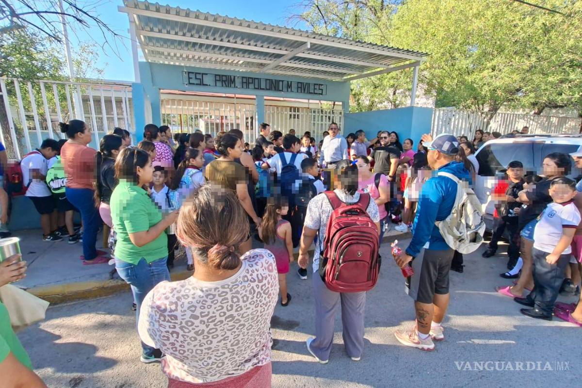 $!Cierran padres de familia la escuela Apolonio M. Avilés en Monclova por falta de energía eléctrica