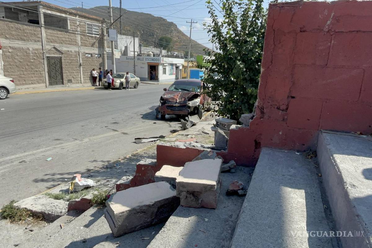 Tres menores a exceso de velocidad chocan contra barda y hieren a mujer en Saltillo