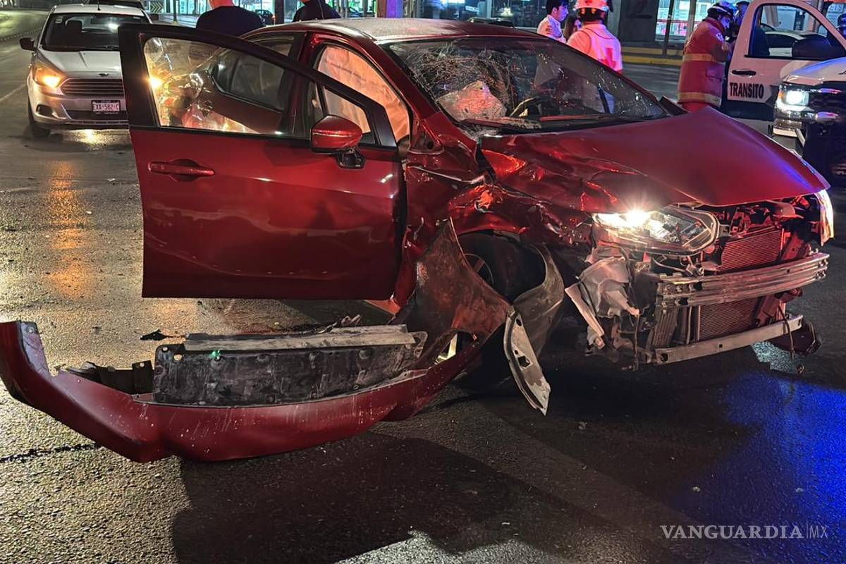 Da vuelta prohibida y provoca aparatoso percance vehicular, en Saltillo