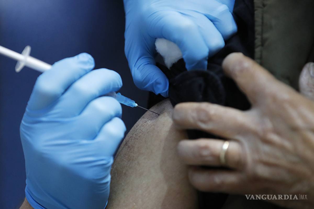 Campaña de vacunación contra el COVID-19 iniciaría este lunes o martes en EU