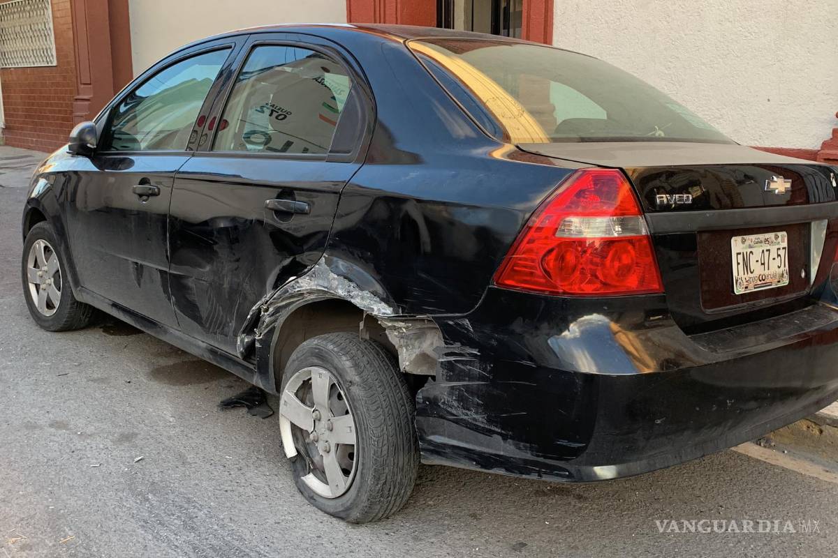 Impacta camión urbano de Saltillo a automóvil estacionado