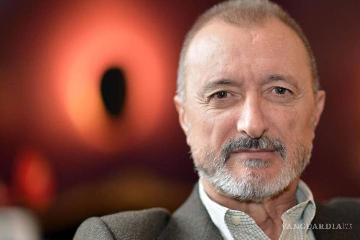 Abandona Pérez-Reverte la Real Academia Española