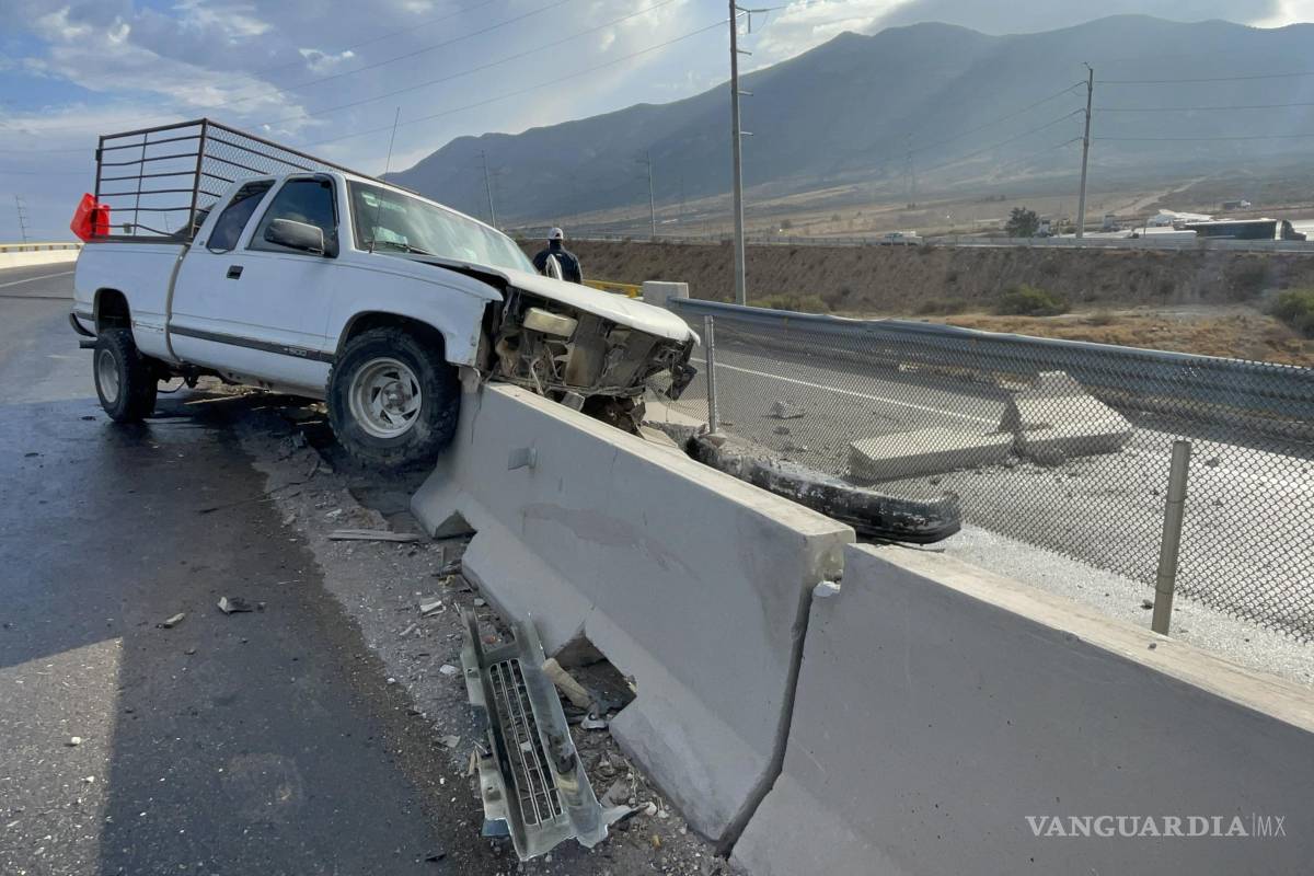 Casi cae al barranco: derrapa y choca contra los muros de contención en la Saltillo-Zacatecas