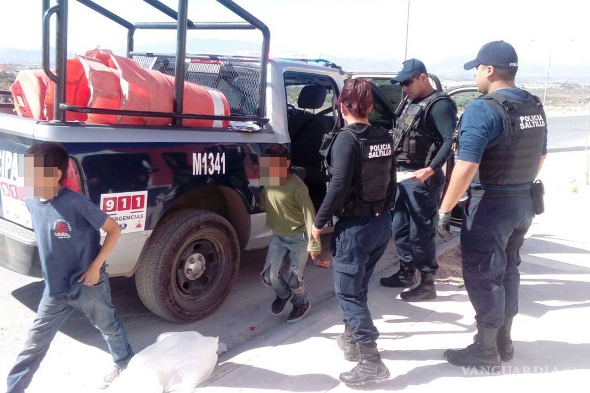 Policías de Saltillo salvan a 5 menores de morir asfixiados
