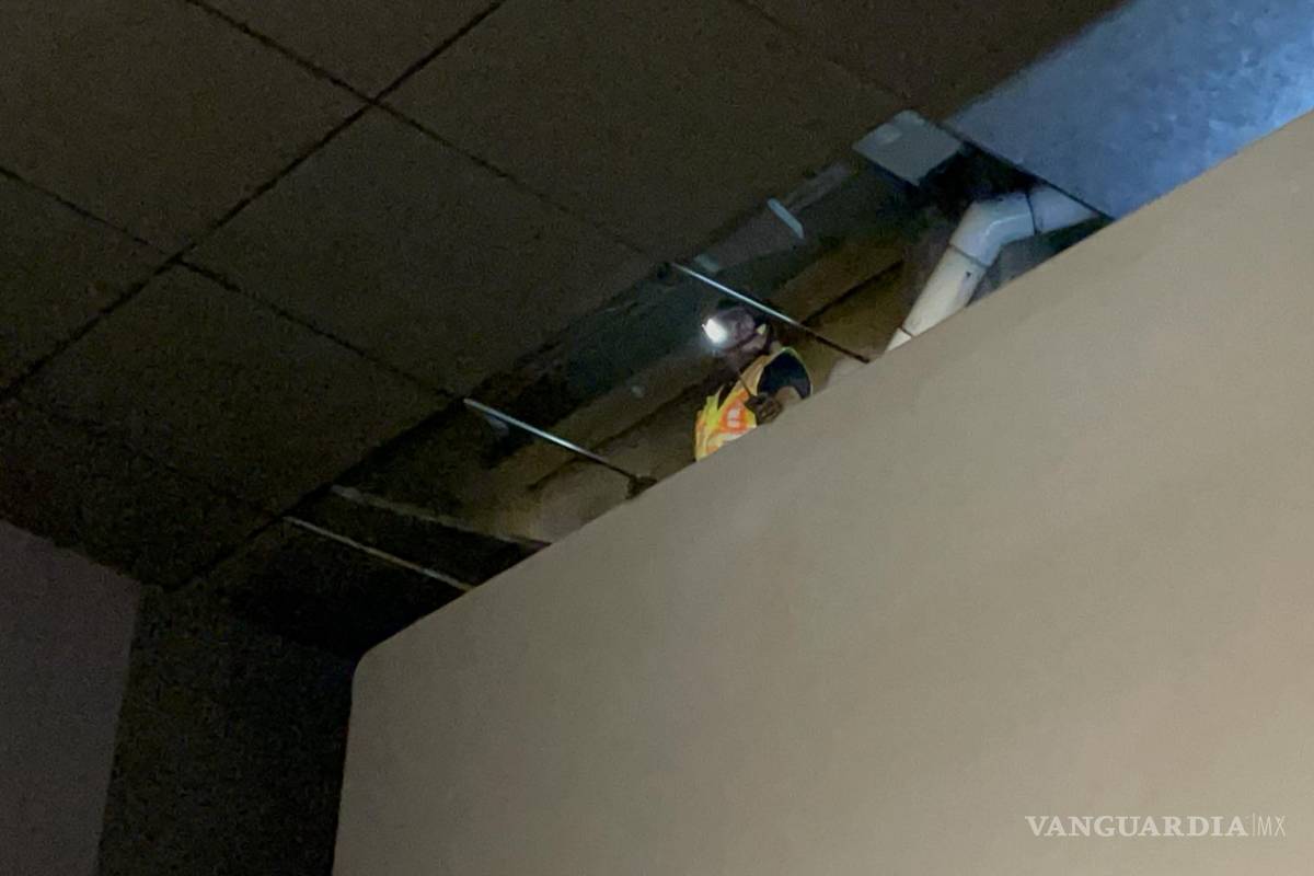 Sujeto entra a robar a un cine de Saltillo y se esconde en el techo; lo bajan 7 horas después