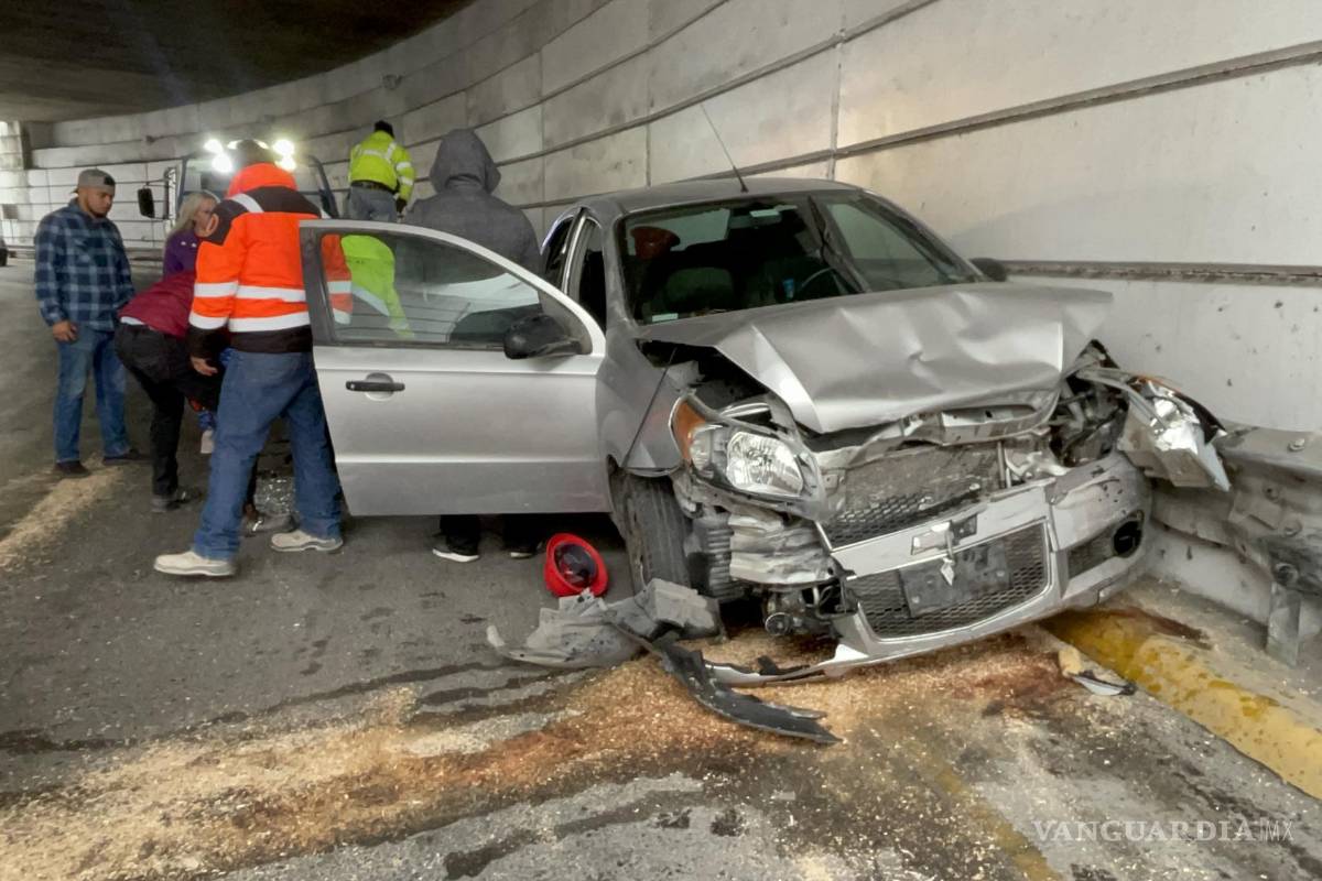 Pierde el control, chocan contra túnel y resultan lesionadas; trasladan a mujeres a hospital de Saltillo