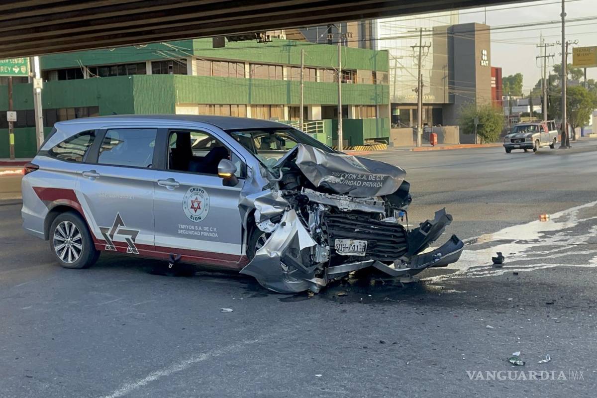 Confunde el semáforo y choca contra transporte de personal; los trabajadores terminaron lesionados