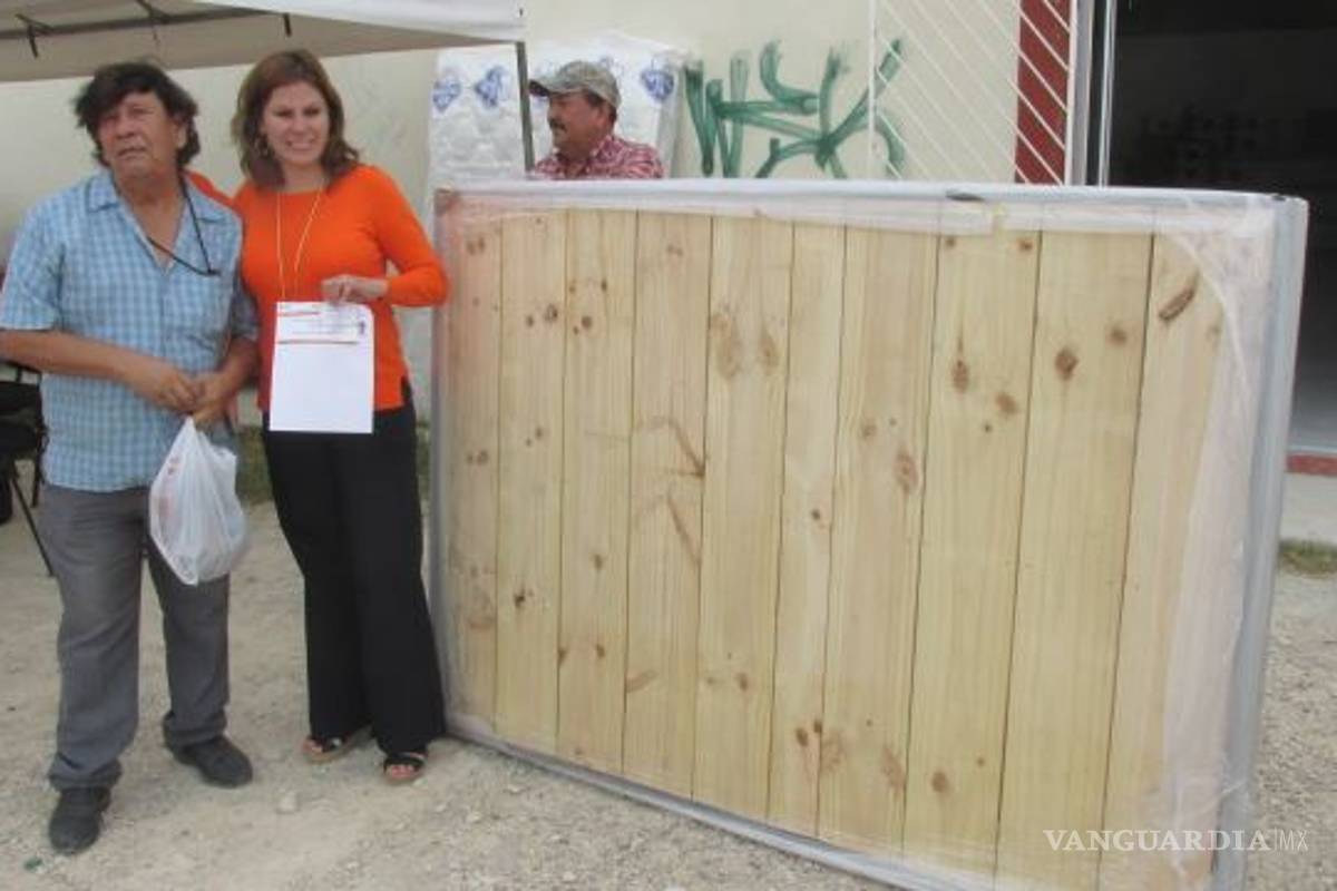 Entregan Armando Guadiana ayuda a damnificados por el tornado en Ciudad Acuña