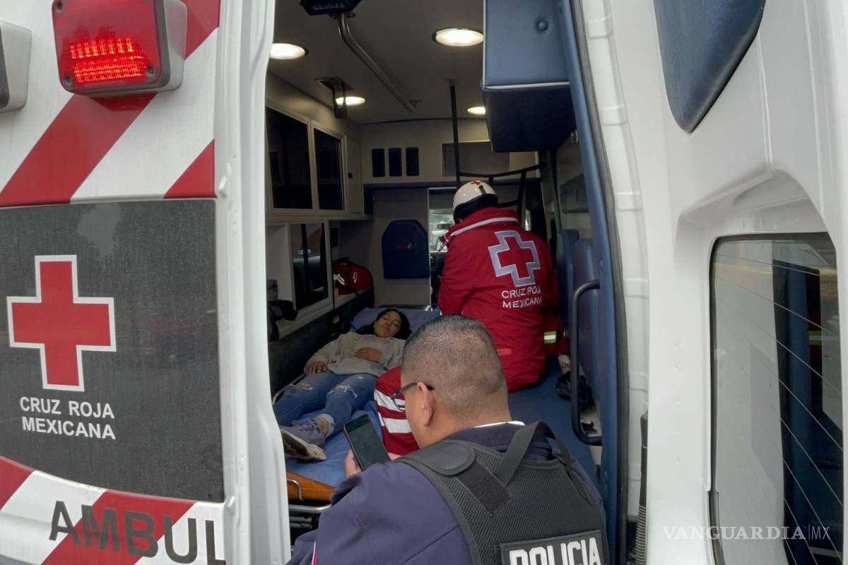 Le cierra el paso taxista, volantea e impacta auto