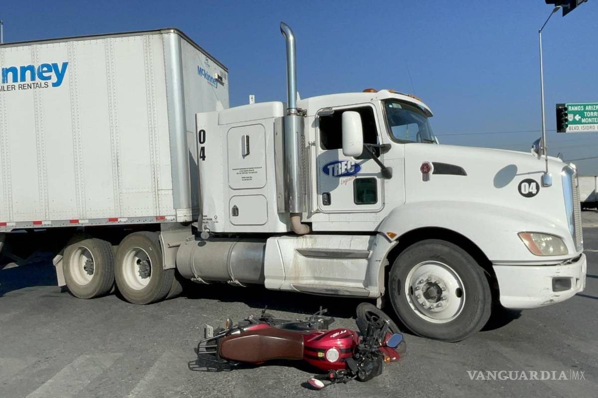Motociclista circula por ciclovía y colisiona contra tráiler en Ramos Arizpe; resulta herido