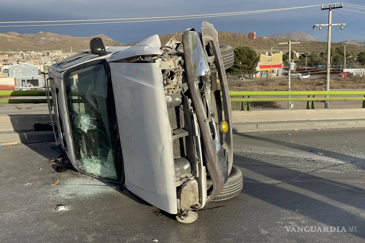Vuelca acelerado conductor y resulta lesionado, al norte de Saltillo