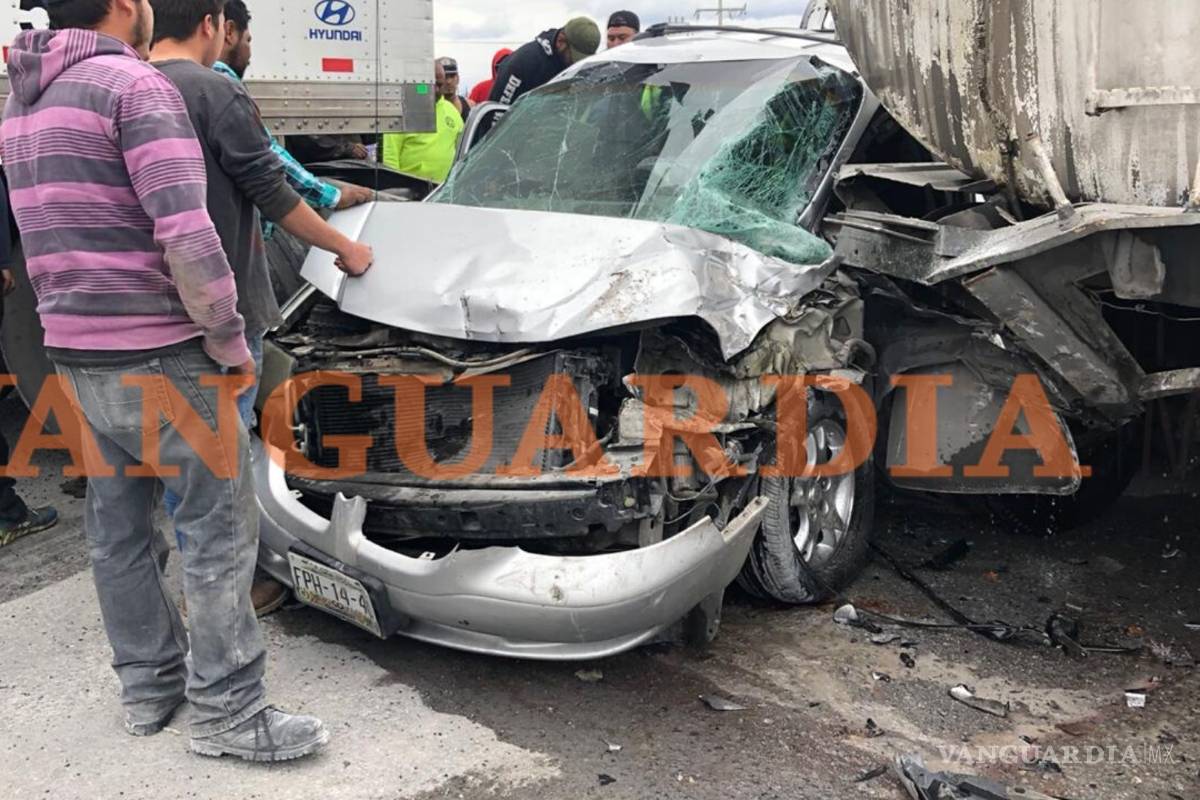 Siete personas quedan prensadas en Saltillo tras accidente en el Óscar Flores Tapia