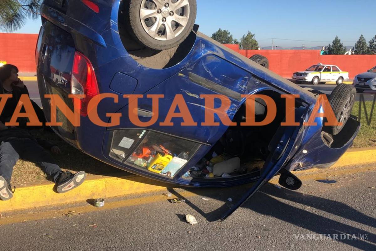 Pareja resulta ilesa luego de protagonizar aparatosa volcadura en Saltillo