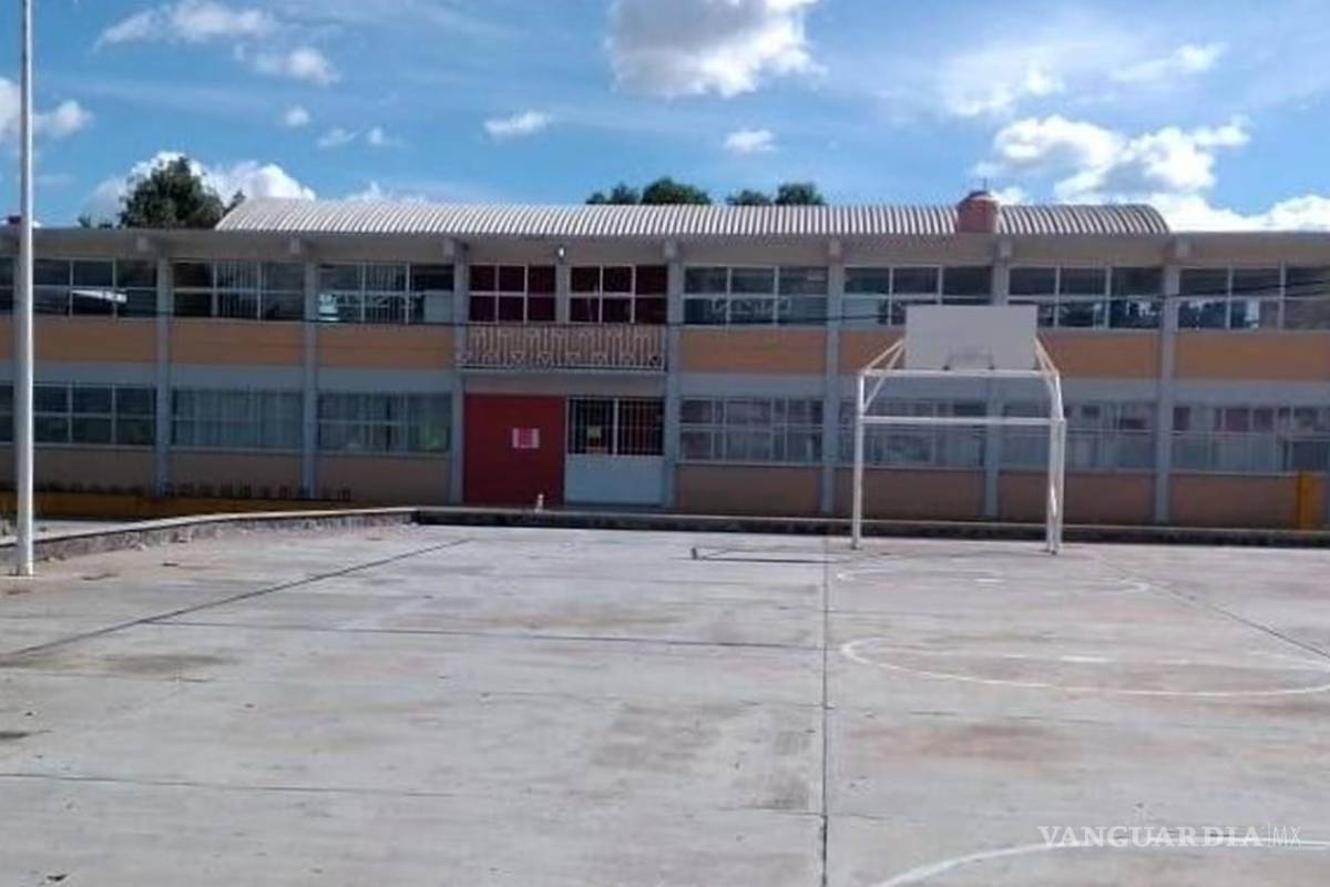 Profesora de primaria cobra a estudiantes que miran su escote o piernas