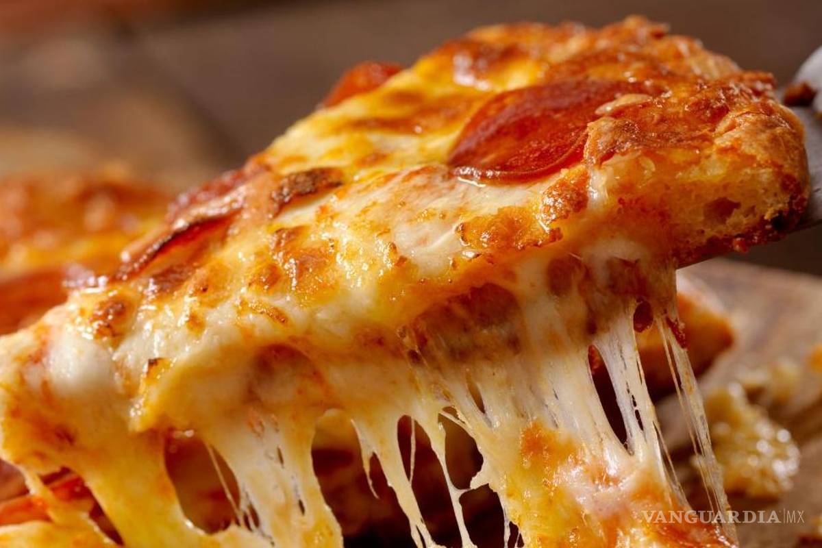 ¿Desayunar pizza es saludable?... esto dicen los nutriólogos