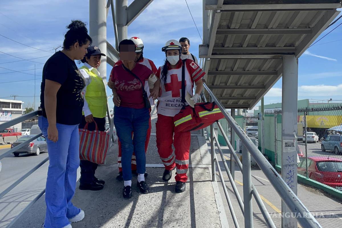 Saltillo: mujer de la tercera edad resbala en puente peatonal y se golpea contra la nuca