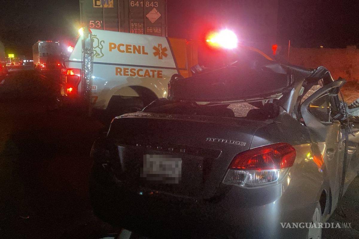 Tres personas mueren y una resulta herida tras chocar su auto contra un tráiler en la Saltillo-Monterrey
