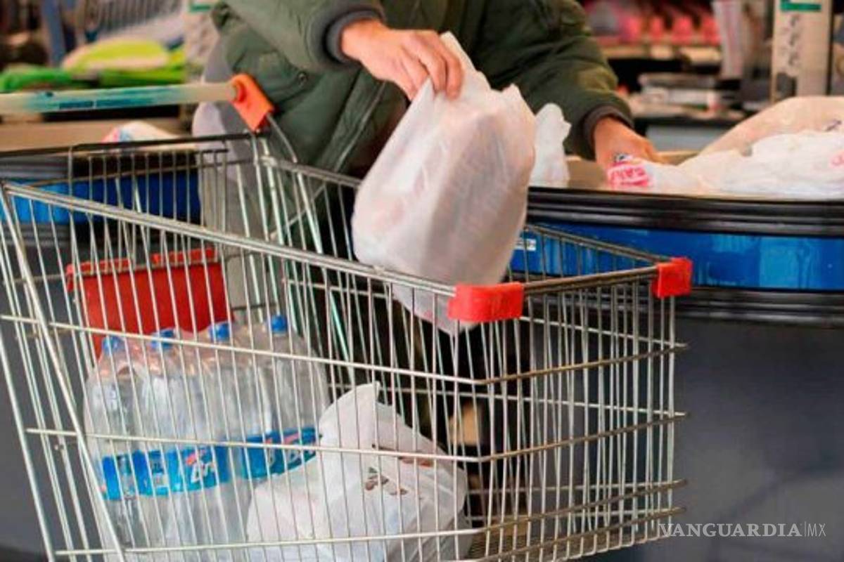 Supermercados de Saltillo siguen repartiendo bolsas de plástico